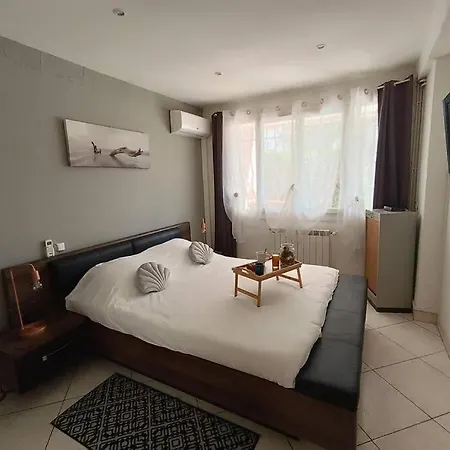 Apartment 50m2 Plein Centre Au Calme Et Proche Et Marche Frejus