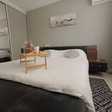 50m2 Plein Centre Au Calme Et Proche Et Marche Apartmán Fréjus